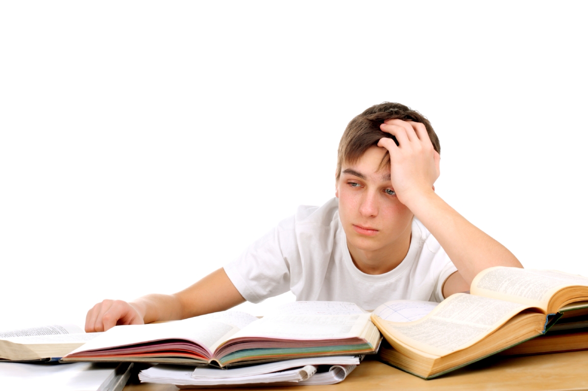 Читаем думаем размышляем. Уставший студент. Усталость от учебы. Усталый подросток. Подросток устал.